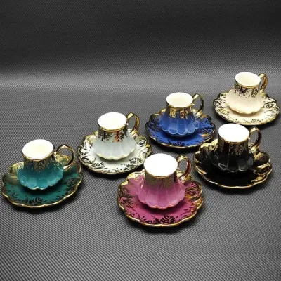 Set di piattini per tazze in ceramica personalizzati di alta qualità Set di tazze da tè e caffè in porcellana con smalto colorato di lusso in oro per tutti i giorni